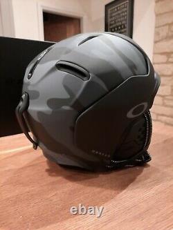 Oakley MOD5 MIPS Ski + Snowboard Helmet Matte Night Camo. Size Small